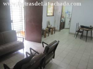 Sala-comedor vista a la cocina y a la terraza