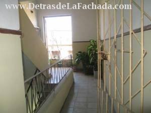 Pasillo de entrada al apart con reja protectora