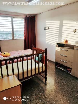 Velazquez entre infanta y cruz del padre