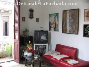 Rincón del salón con balcón a la calle.