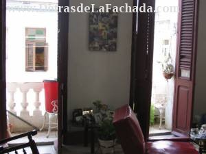 Sala con 3 Balcones a la calle.