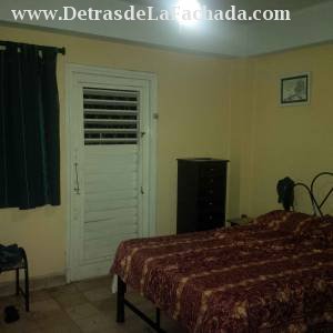 Dormitorio con salida al balcón