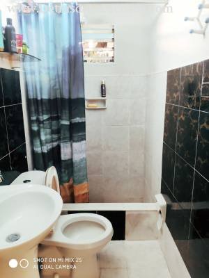 Velazquez entre infanta y cruz del padre