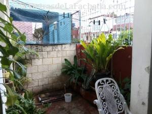 Parte del portal que puede ser parqueo para motos