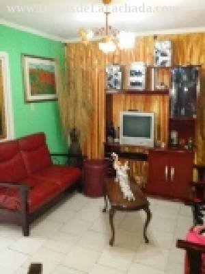 Sala de la casa, no se aprecia el balcón