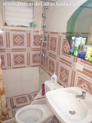 Baño azulejado hasta el techo, agua caliente