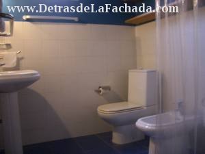 Baño con bañadera en el pasillo entre dos cuartos