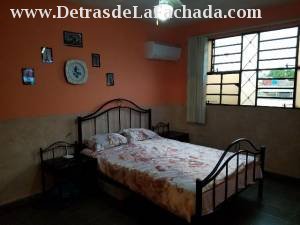 Frente al policlinico