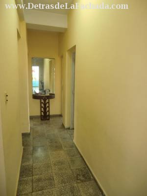 Pasillo hacia las habitaciones y baño