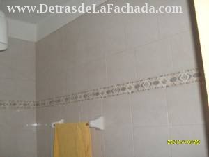 I abaño azulejeado up to the ceiling