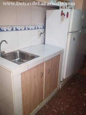 Parte de la cocina, fregadero y meseta