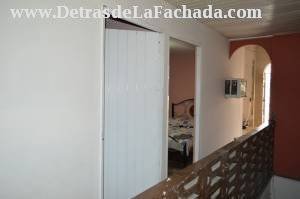 Pasillo con acceso a los cuartos