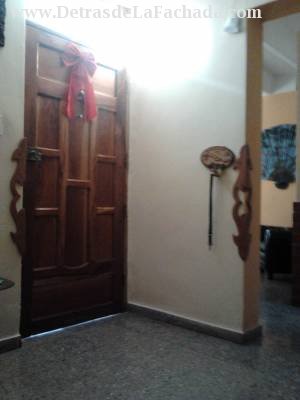 PUERTA DE ENTRADA DEL INMUEBLE