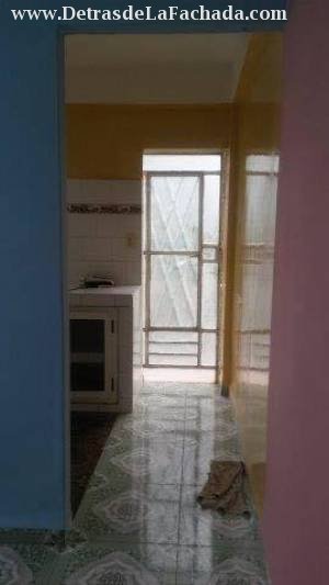 Vista desde la sala hacia la cocina