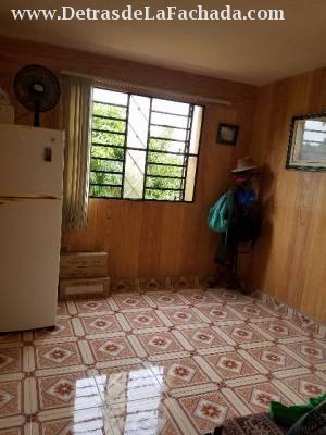 Frente al policlinico