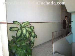 Reja de entrada al pasillo que lleva al apartament