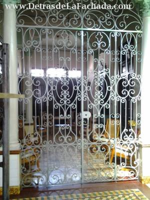 Detalle de rejas del salón, ornamentos