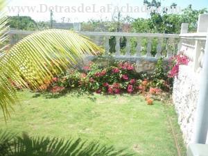 Front garden, wall perimeter and Portal