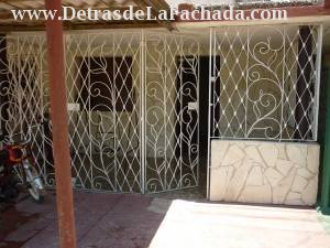 Fachada, todo enrejado