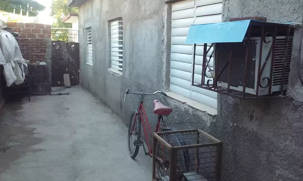 Pasaje c # 18 entre camilo Cienfuegos y dama