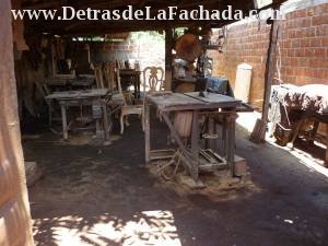 Traspatio todo tapiado con taller de carpintería