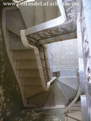 Escalera de mármol de acceso a la planta alta