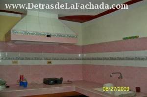 Cocina moderna, con chimenea y extractor de calor