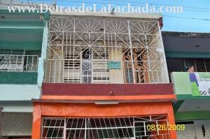 Fachada de la casa, toda enrejada y moderna