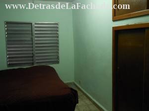 Cuarto mediano con closet.