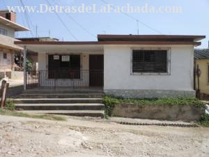 Vista frontal de la casa.