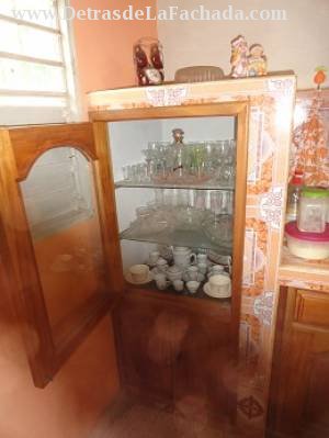 Vitrina de cristal empotrada en la meseta.