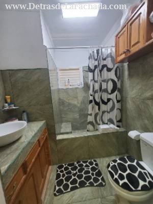 Calle Paz entre sol y luz Reparto luz