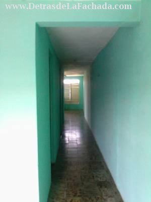 Hall which leads to the two quarters with bath int