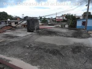 Placa libre con tanque de agua de 1500 litros.