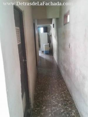 Pasillo con puertas en los dos cuartos