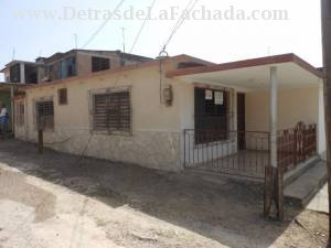 Una vista lateral de la casa.