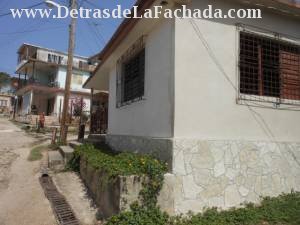 Vista esquinada del lateral derecho.