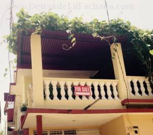 Fachada de la primera casa.