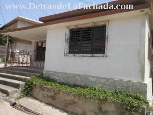 Vista semifrontal de la casa.