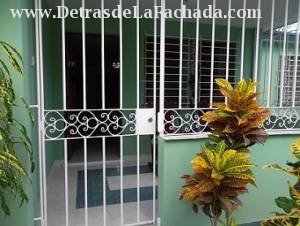 Cerca del puente de 100