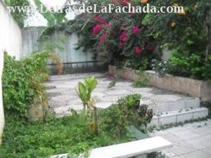 Patio con jardineras y encimeras (bancos) de grani
