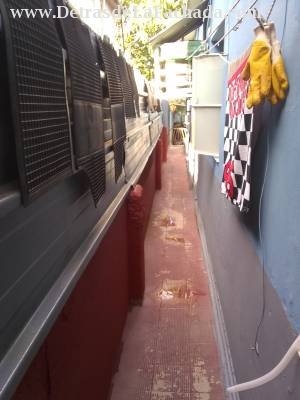 Pasillo lateral de acceso al patio