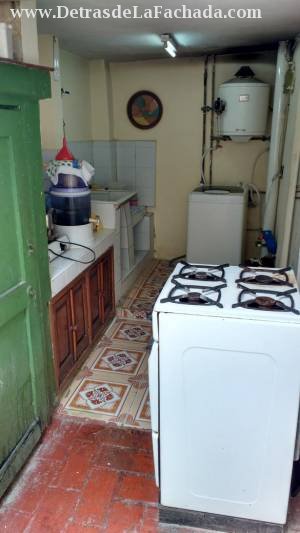 Part covered courtyard,(ael lado parte sin techo).