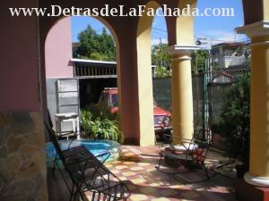 casa ind 4/4,portal,hall,carpoch,cisterna,azotea libre + apto 1/4.Almendares(i1a65)