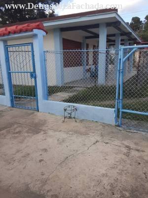 10 de octubre #65 entre marti y calzada nueva de Casa Blanca