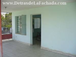 Vista portal y puerta de la casa