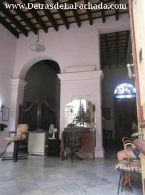 Puerta, ventanal de hierro, dormitorios amplios