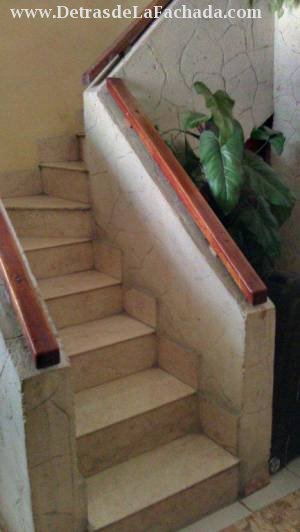 Escalera de la sala forrada en marmol de la sala