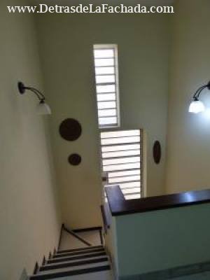 Escalera al piso de arriba.