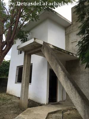 Entrada de la casa, vista desde la calle